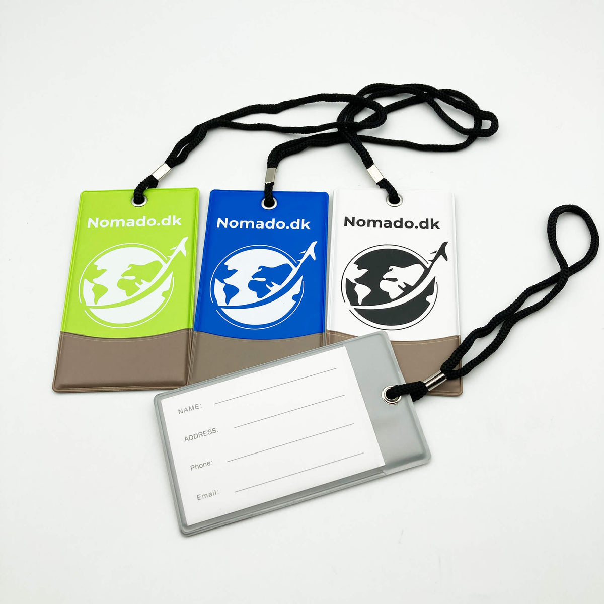 Green, blue and white luggage tags with the Nomado.dk logo and contact information cards